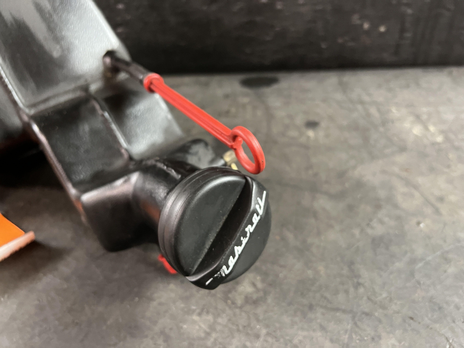 02-04 MASERATI ENGINE OIL RESERVOIR TANK