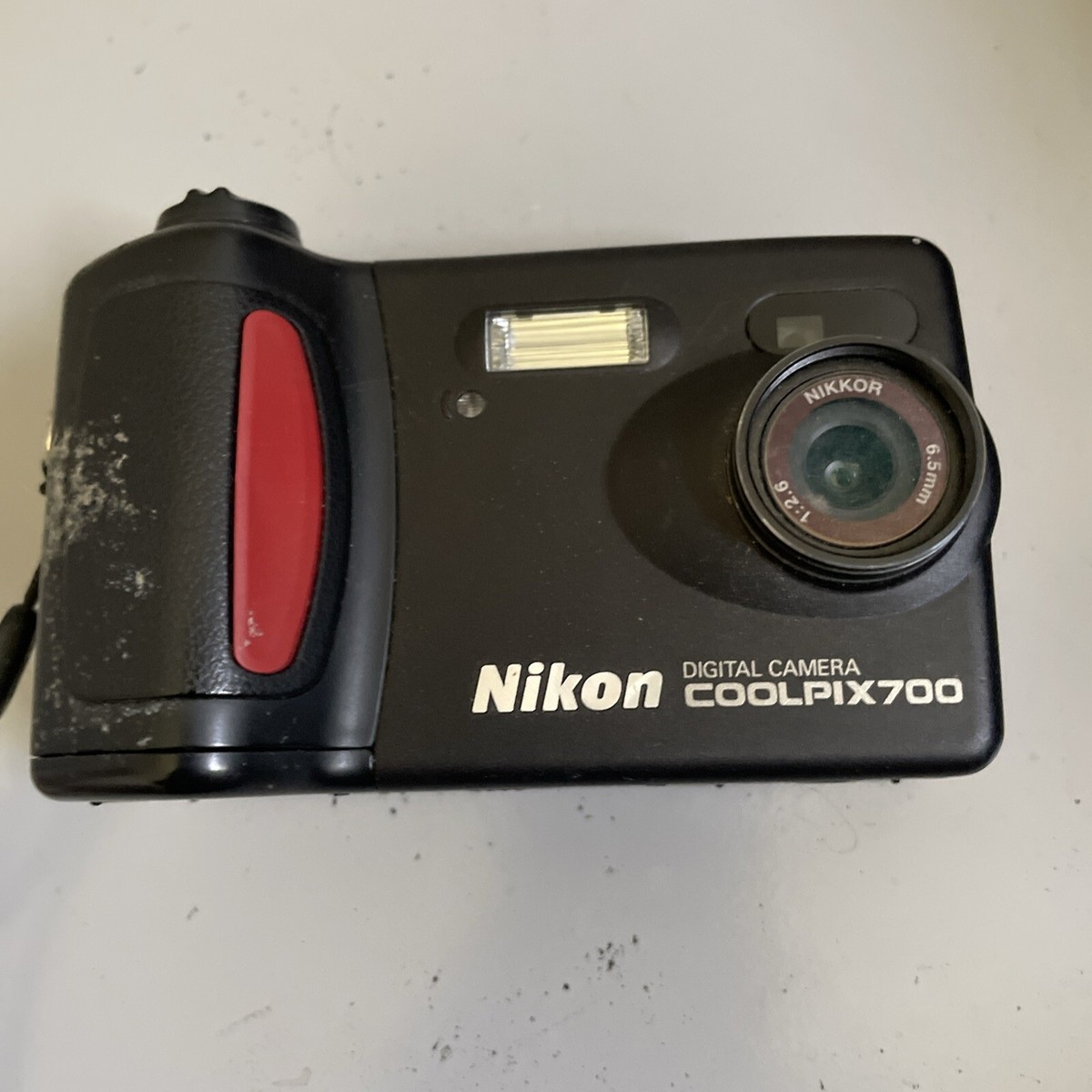 Nikon Coolpix 700 Compact Digital Camera | 1999 in Screen Nikon Coolpix 700 Compact Digital Camera | 1999 in Screen