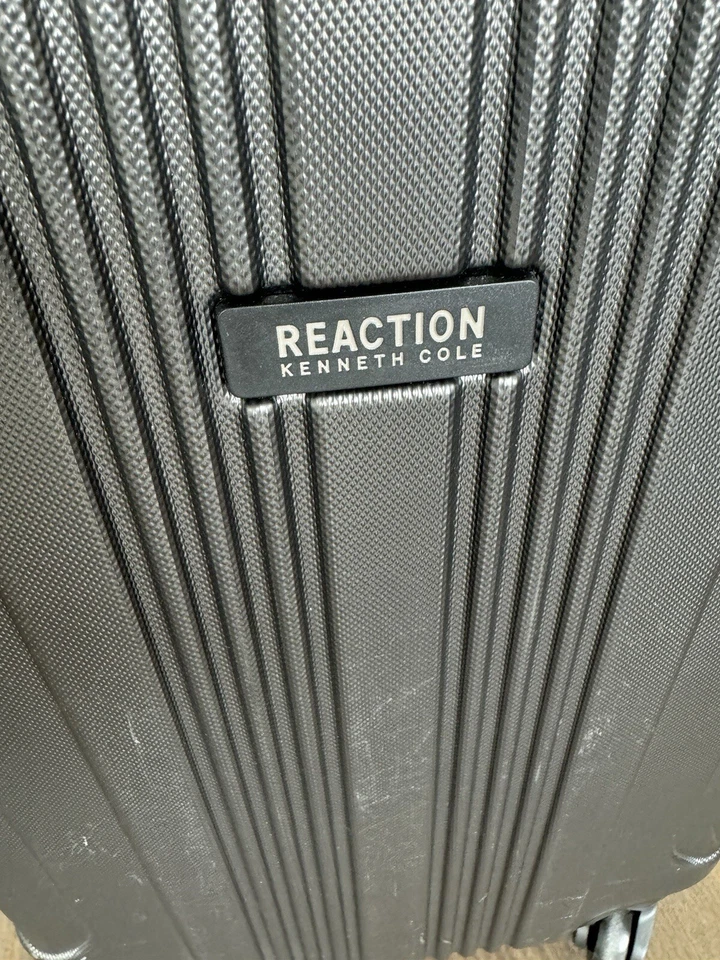Equipaje de mano Kenneth Cole 20" lado duro gris y negro 4 ruedas giratorio Foto 4 de 4