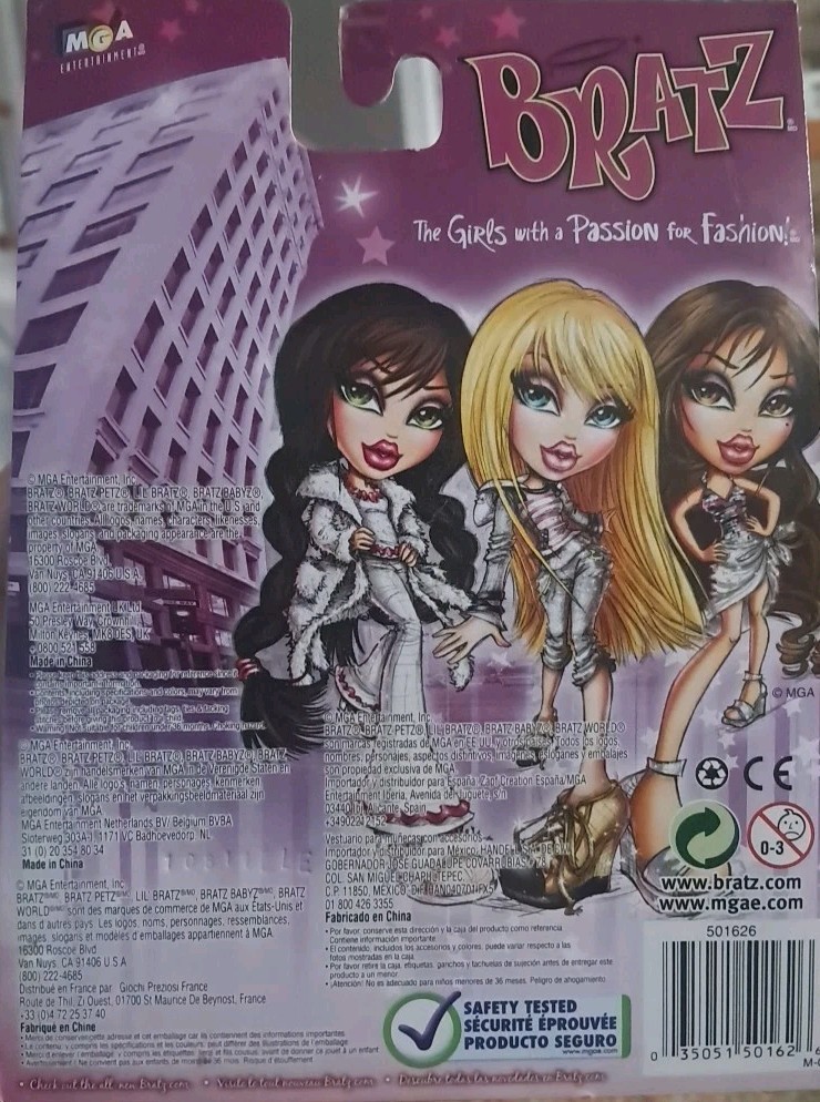 Bratz Fashion Pack Fashionably Fit Gray Pink Outfit Set New 501626 - 2010