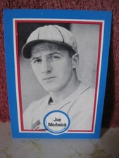 1976 SHAKEY'S PIZZA BASEBALL'S HALL OF FAME JOE MEDWICK ST. LOUIS CARDINA NO.108