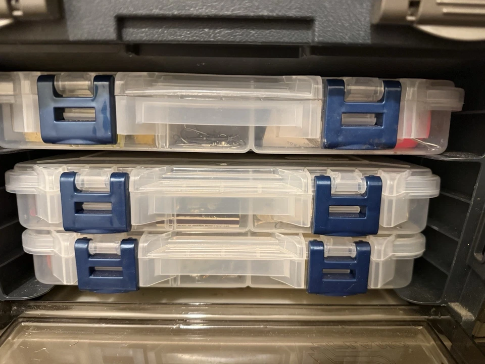 Caja de aparejos Plano 7271 vintage con surtido de aparejos nuevos y usados Foto 3 de 4