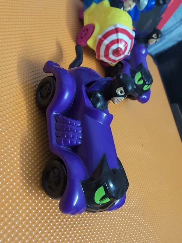 Juguetes y libros dorados vintage de Batman de los años 90 Robin Penguin Catwoman Pato Lucas DC Foto 4 de 4