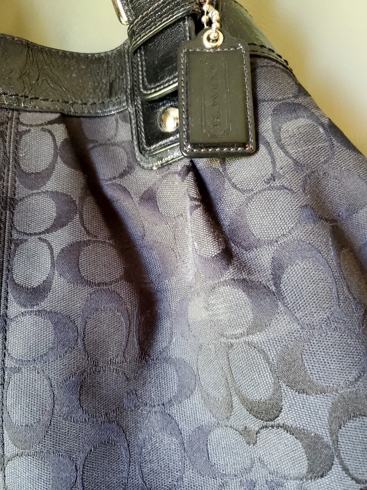 Borsa a tracolla Coach Soho plissettata firma C nera F13743