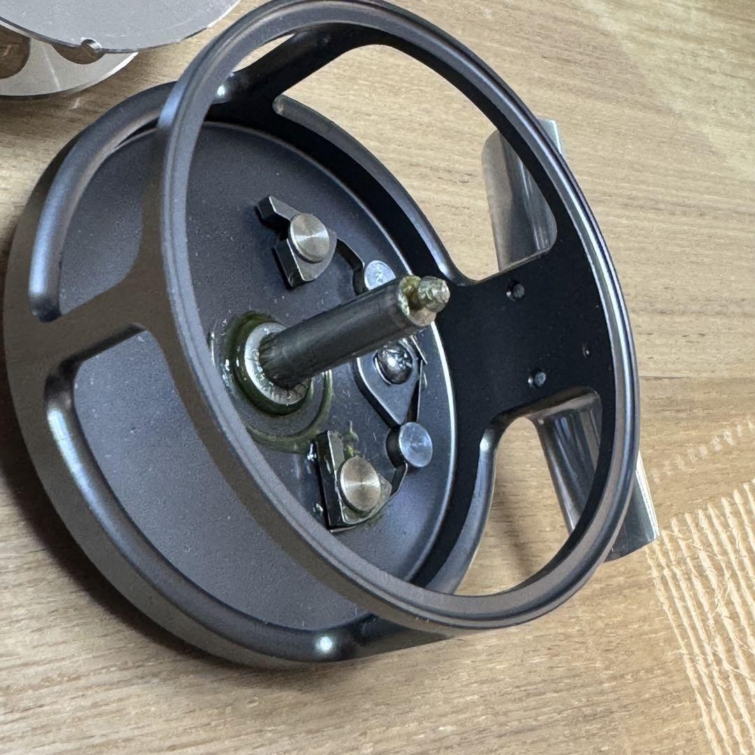 Philias Small Trout フライリール Philias Small Trout Fly Reel MINT Condition Lightweight