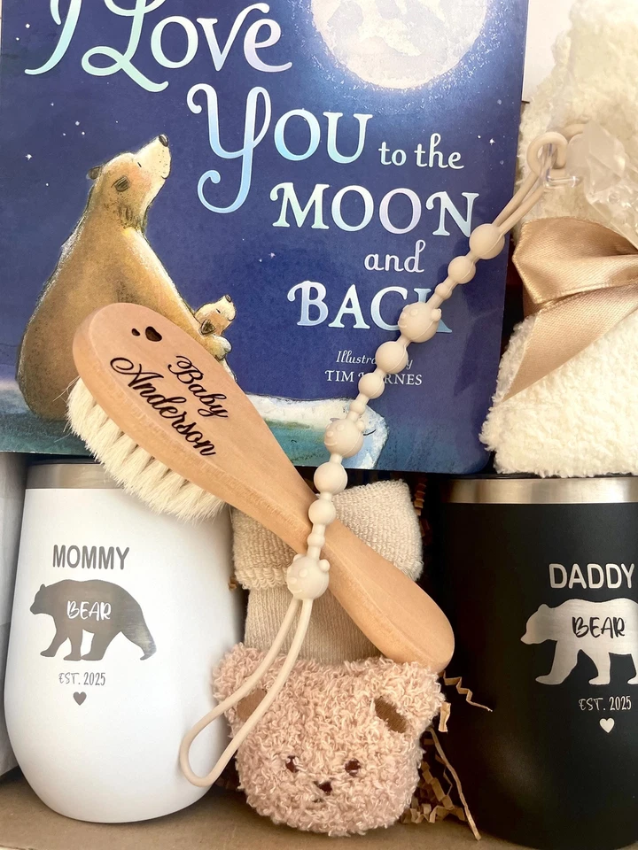 Caja de regalo de género neutral esperando nuevos padres para nueva mamá papá y bebé mamá papá Foto 2 de 4