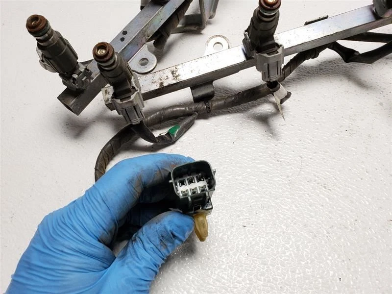 03-04 06-10 Inyector de piezas de inyección de combustible Infiniti M45 con riel OEM 17521-EH000 Foto 4 de 4