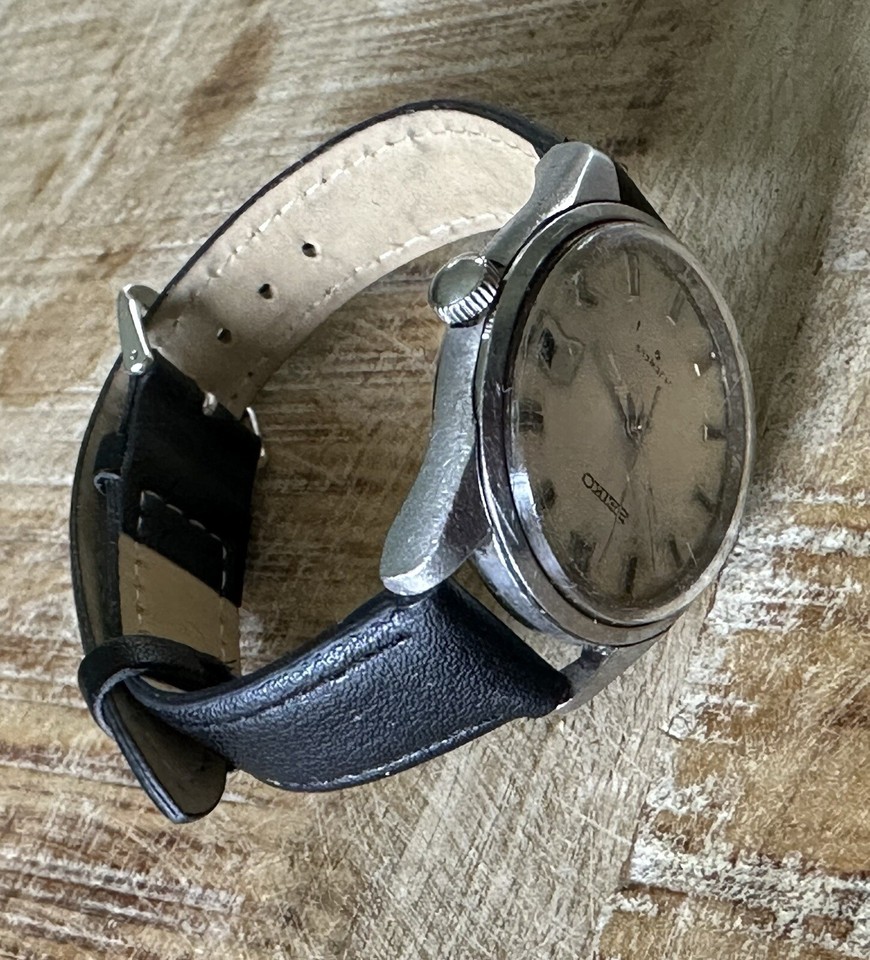 Vintage Seiko 66027040 Hand Wind 17 Jewels Date Japan Men’s Watch