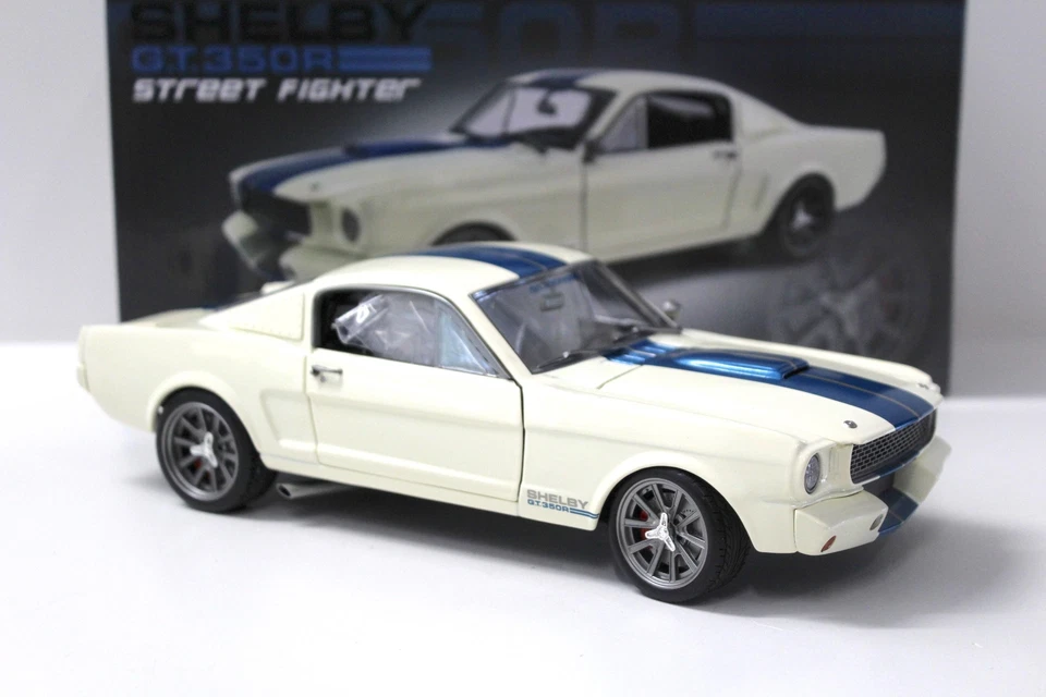 1:18 ACME 1965 SHELBY GT350R Street Fighter Bianco Con Strisce Blu - Immagine 2 di 4