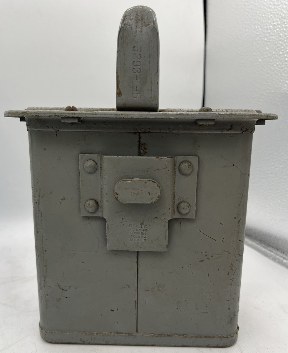 WWII NAVY SHIP BATTERY LANTERN 5293-L-5 TYPE J-I DELTA ELECTRIC