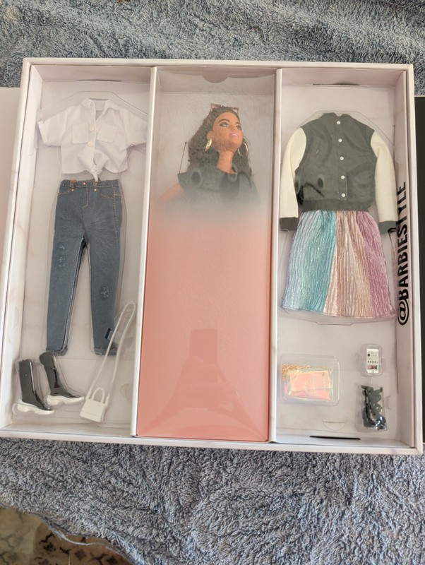 Barbie - Barbie Style #4 - HCB75