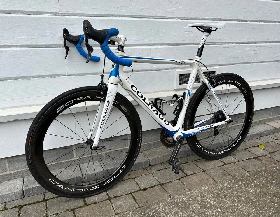 Bicicleta de carretera Colnago M10s 54 inclinada blanca/azul Campagnolo EPS Bora OMC 60 ruedas Foto 2 de 4