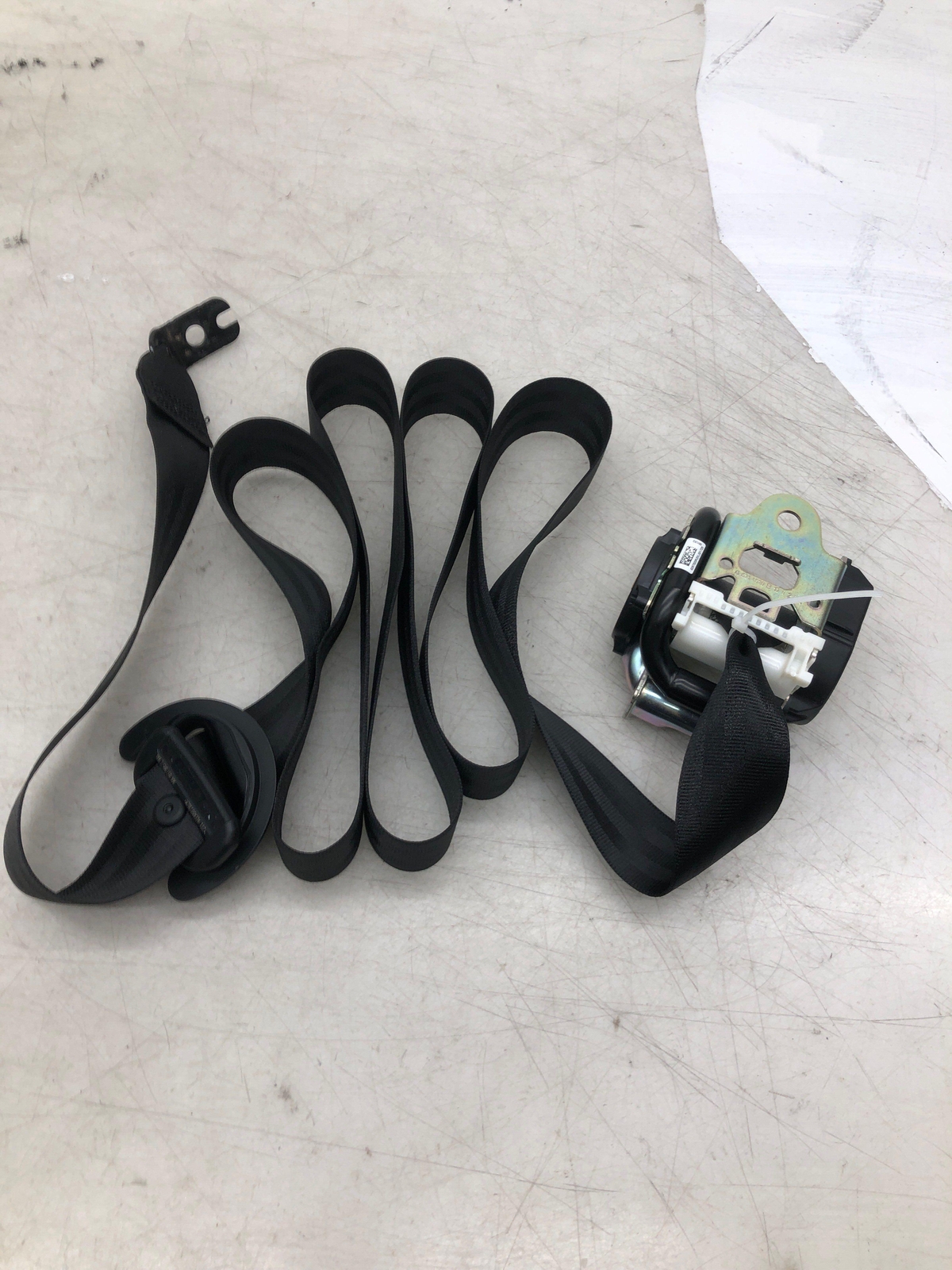 2016-2020 BENTLEY BENTAYGA REAR LEFT DRIVER SIDE SEAT BELT RETRACTOR BLACK OEM