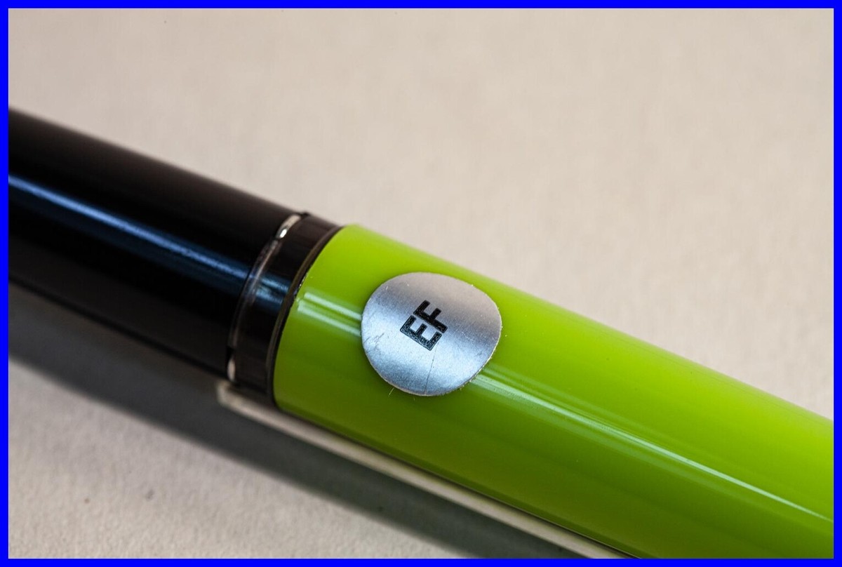 MONTBLANC　Caressa　モンブラン　カレッサ　ライムグリーン　万年筆 MONTBLANC Caressa APFEL GRÜN, Schwarz & Silber 1970er Patronen