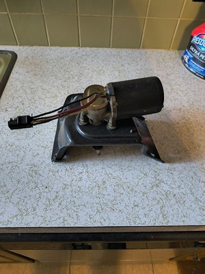 1970 1974 1975 1976 77 MAVERICK COMET WINDSHIELD WIPER MOTOR COWL B RACKET WORKS