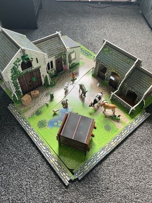 1990er Frühförderzentrum Kopfsteinpflaster Holzspielzeug Bauernhof Gebäude mit Tieren