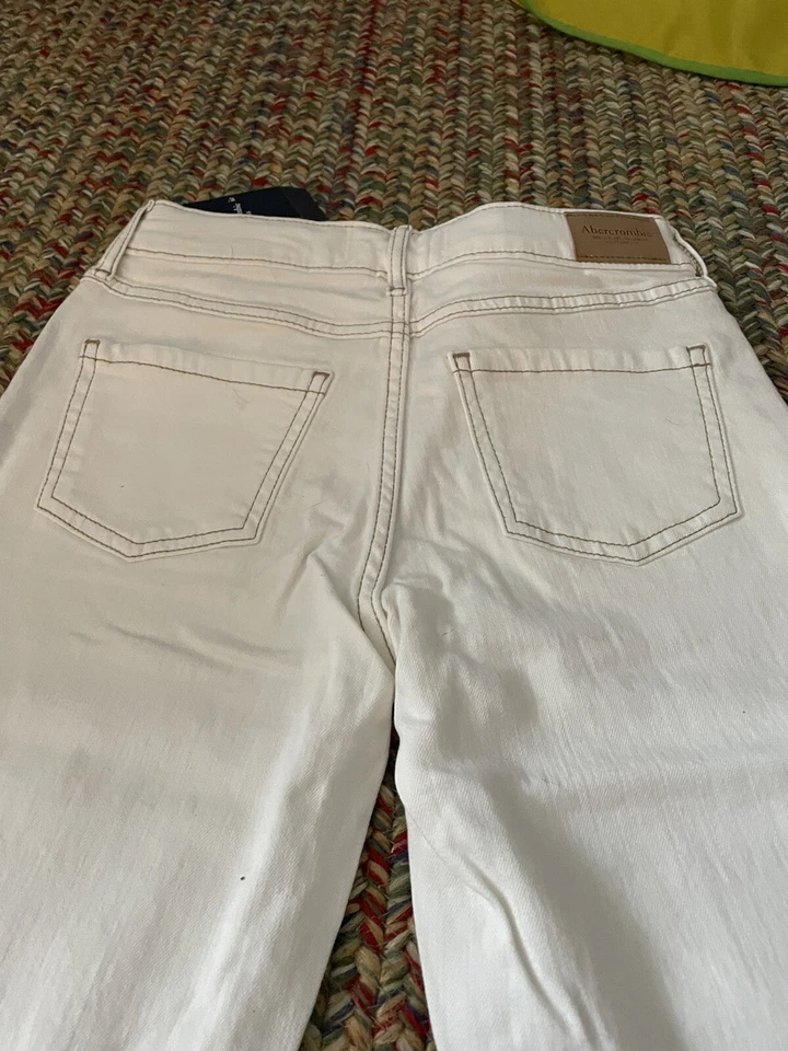 Jeans feminino Abercrombie infantil cintura alta, ajuste reto, off white tamanho 11/12 novo com etiquetas - Imagem 2 de 3