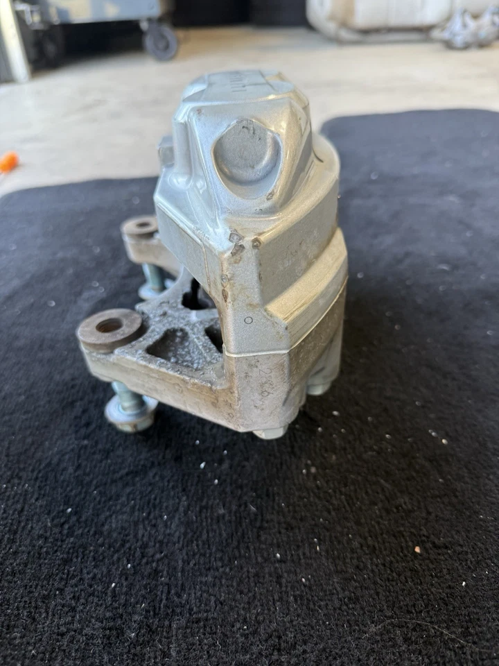 08-20 Infiniti G37 Q50 Q60 M37 Pinza de freno delantera lado pasajero Akebono OEM Foto 2 de 4