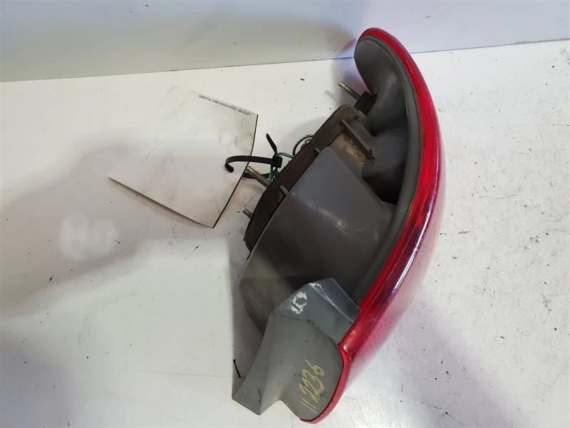 98-02, Toyota Corolla, Psngr задний фонарь четверть панели смонтирован, PN - 81550-02070 - Изображение 4 из 4