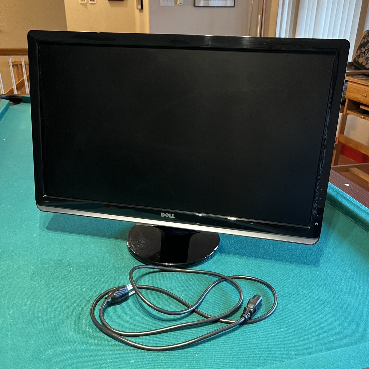 Dell Monitor 24 Inch - Black - With “tilt” Screen Feature | eBay Dell Monitor 24 Inch - Black - With “tilt” Screen Feature | eBay