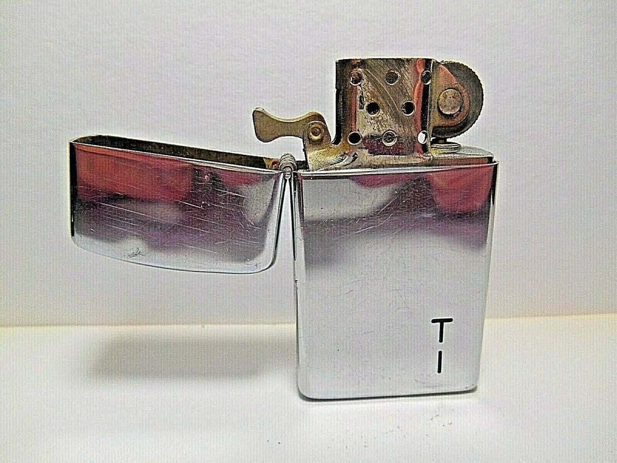 VINTAGE ZIPPO SLIM 1979 POLISHED CHROME CIGARETTE LIGHTER ENGRAVED 