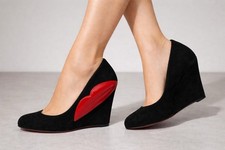Zapatos de salón Christian Louboutin Kiss Me cuña gamuza labios negros 36/5,5