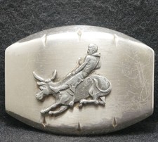 XA03188 VINTAGE 1970s COWBOY RIDING BULL WESTERN MENS SILVER BELT BUCKLE