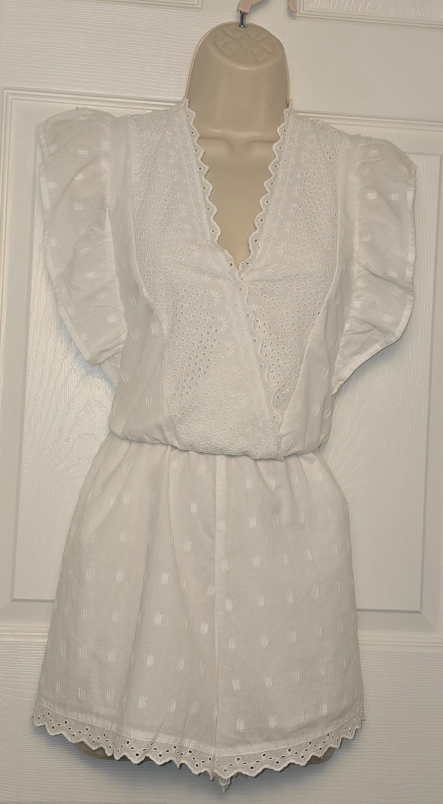 American Eagle White Eyelet Romper, Ruffled Sleeveless V Neck, size Medium