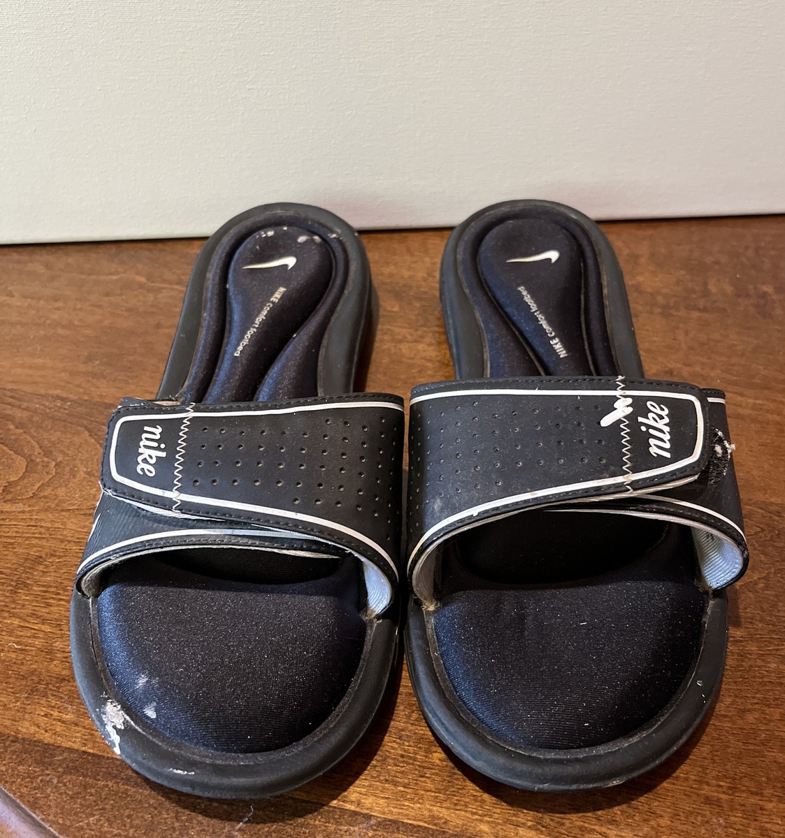 Women’s Nike Comfort Footbed Slides Slip On Sandals Black/White Size 10  **READ**