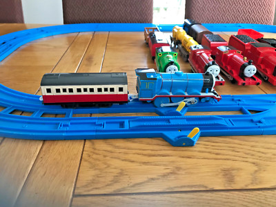Tomy, Gordon Zug mit weißer Fußplatte und Wagen 1. Klasse.