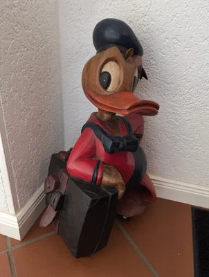 Disney Donald Duck Figur/Statue stehend mit Koffer, rot-schwarz, Holzfigur - Bild 1 von 2
