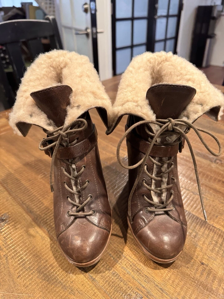 BOTA DE INVIERNO UGG TACÓN DE CUÑA FORRADA SHERPA CON CORDONES MARRÓN Foto 2 de 4