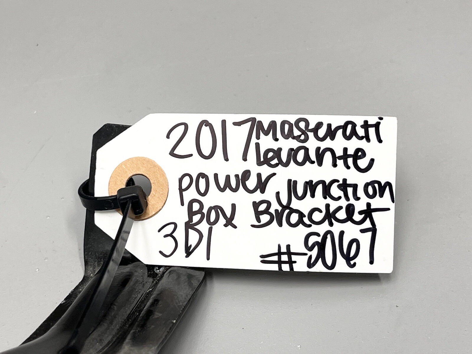 Maserati Levante 2017-2020 Power steering reservoir bracket