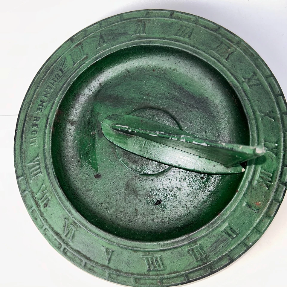 Reloj de sol pesado de hierro fundido verde The Mariners 23-7 lúmenes Me Regit Foto 4 de 4