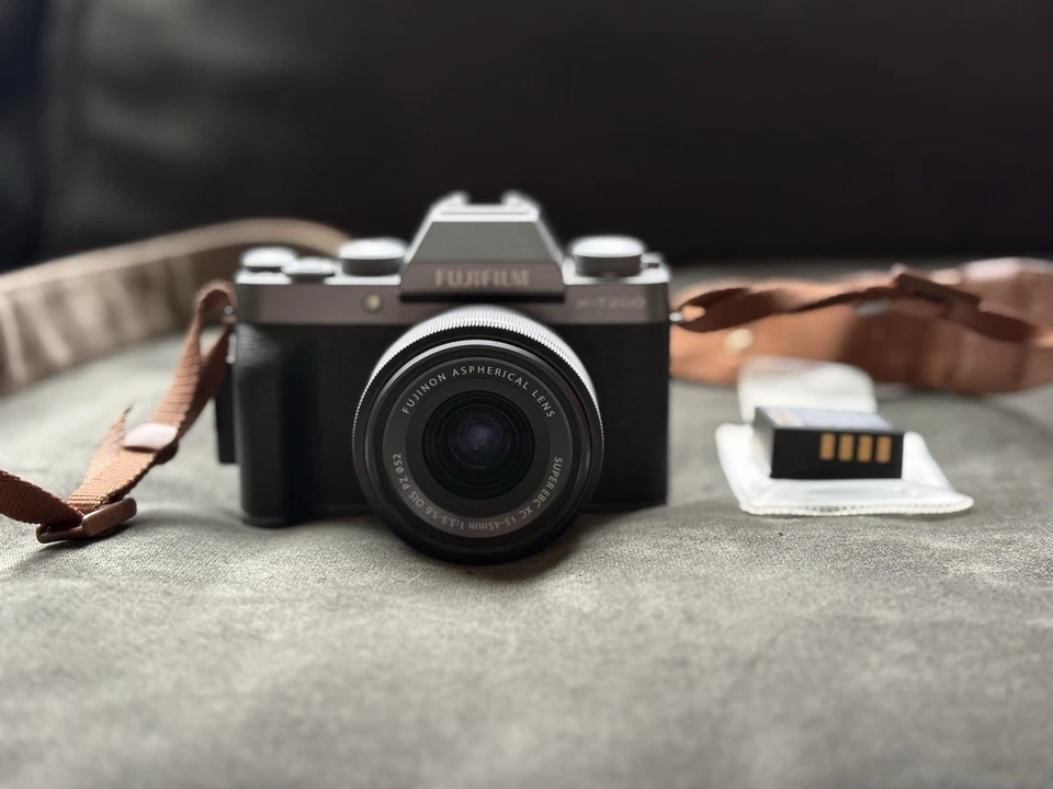 Fujifilm X-T200 4K 24.2MP Mirrorless Digital Camera & 15-45mm Lens - Dark Silver - Image 2 of 4