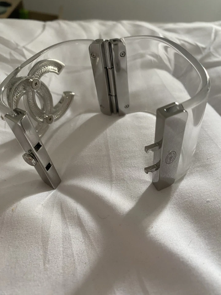 Pulseira articulada de acrílico transparente assinada tamanho P - Imagem 3 de 4