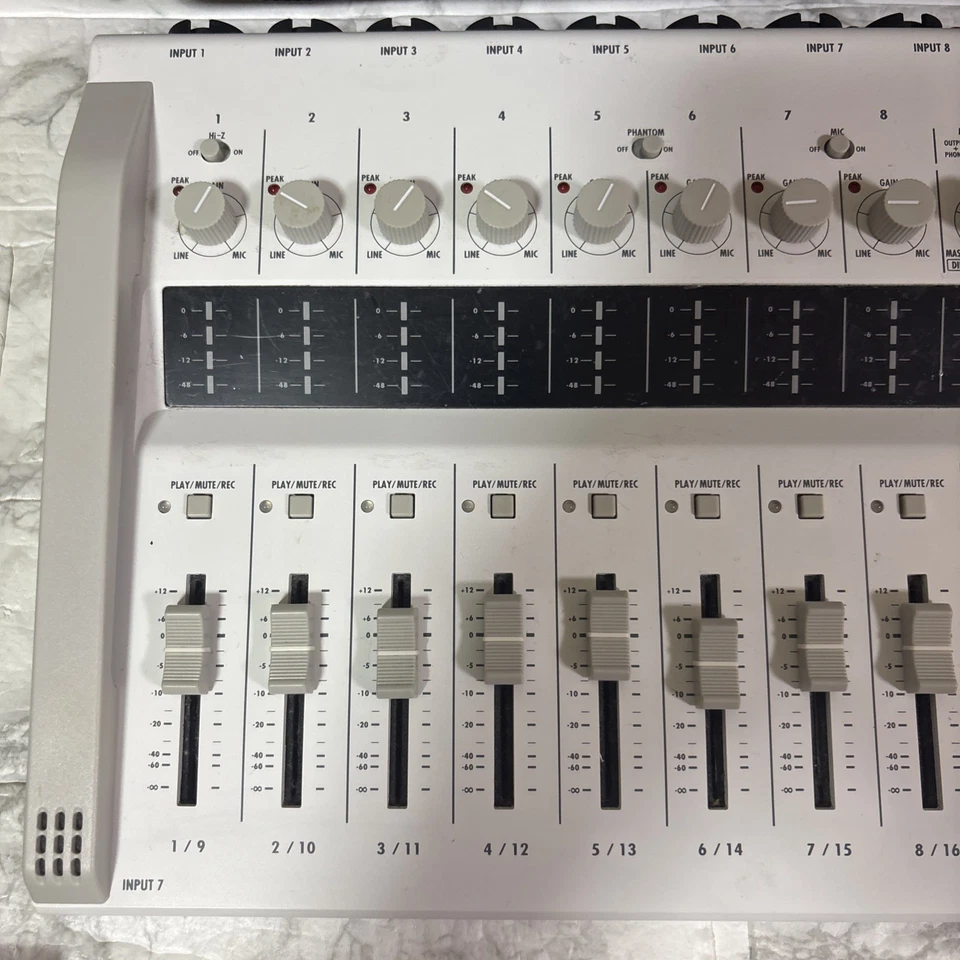 ZOOM R16 Portable Multi track recorder - Image 4 of 4