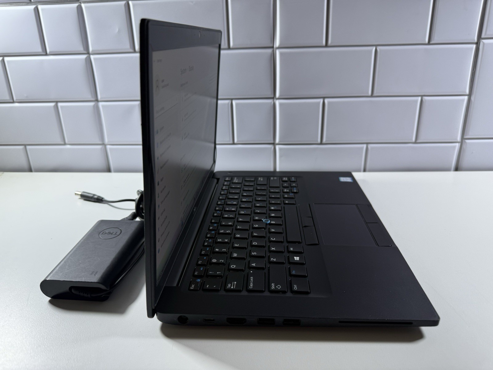 dell latitude 7490, 14-Inch Laptop, with Intel Core i7-8650U, 256 GB SSD (Solid State Drive), Windows 11 Pro