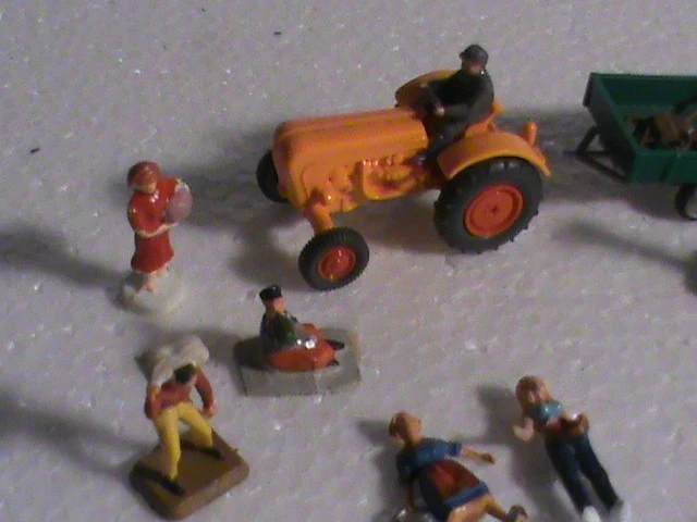 lot figurines HO PREISER/FIGURINES CAMPAGNE+TRACTEUR REMORQUE/CHIEN/BROUETTE - Photo 2/4
