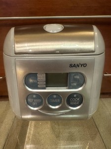 Sanyo Electronic Rice Cooker/Warmer Model ECJ-B35S - Capacity 3.5 cup