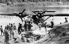 WW2 Photo American soldiers unloading flying boat PBY-5 Catalina US Navy 105