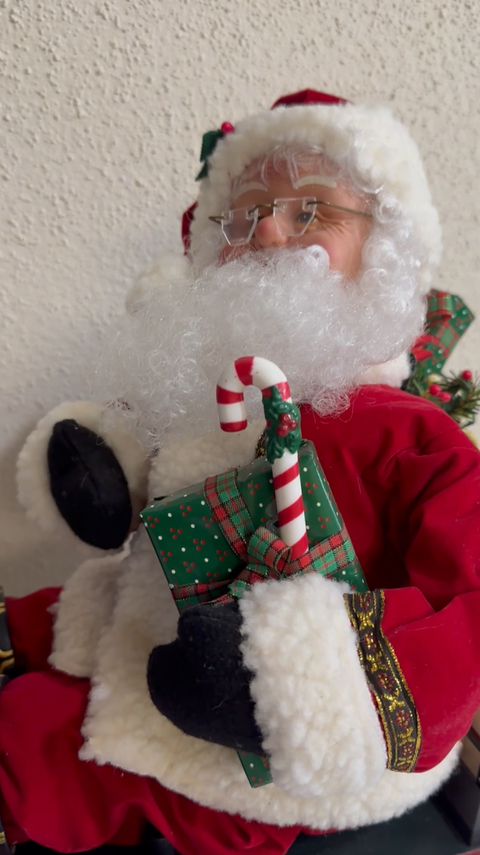 Vintage 1993 Holiday Creations Animated Musical Santa