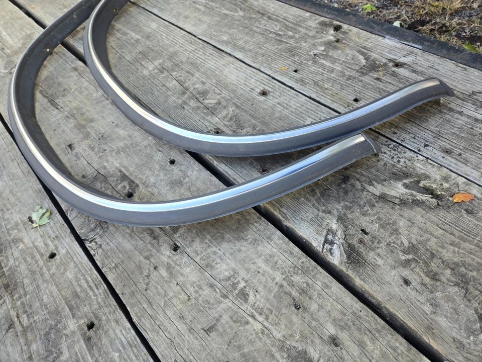 Moldes de para-lama genuínos do fabricante de equipamento original Toyota Tundra 2000-2006 - Imagem 3 de 4