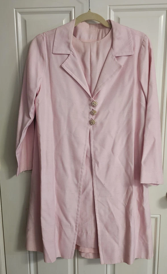 Conjunto de vestido y abrigo sin mangas de colección años 60 botones decorativos utilería de teatro Foto 4 de 4