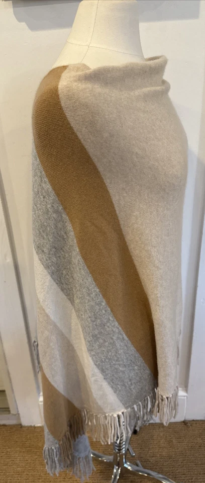 CAPA DE CACHEMIR MINNIE ROSE - FLECOS - BEIGE/GRIS/CAMEL RAYAS Foto 4 de 4