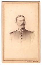 Fotografie F. Gericke, Berlin, Soldat in Garde Uniform mit Epauletten und Musta 