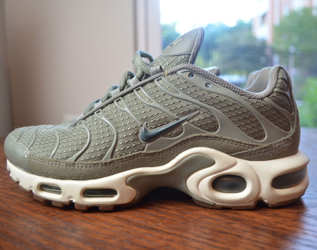 nike air max plus dark stucco