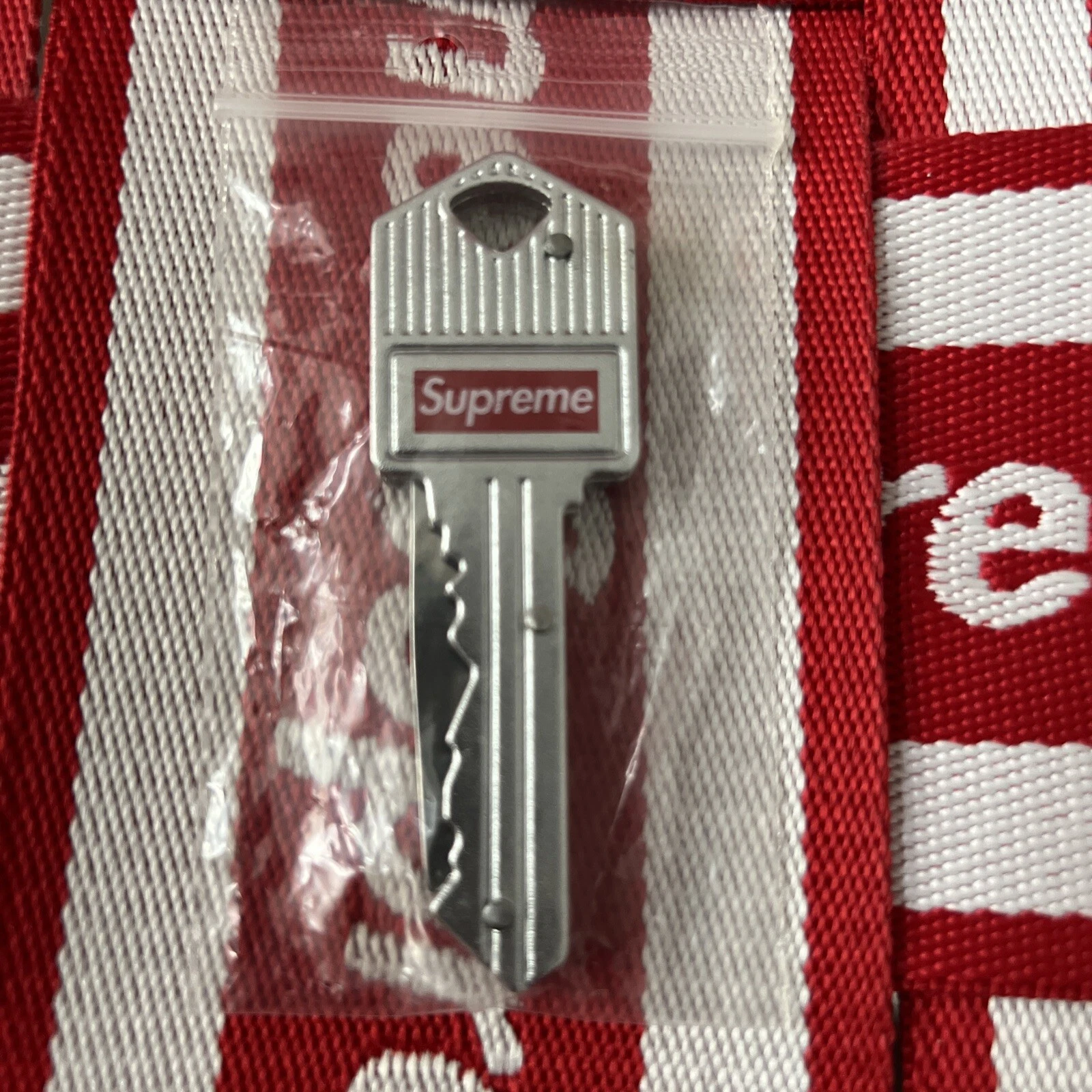 Supreme Key K***E !!!!SS17 !!!! NEUF DANS SA BOÎTE !!!!100 % authentique !!!!!Super Dooper Rare !!!!!