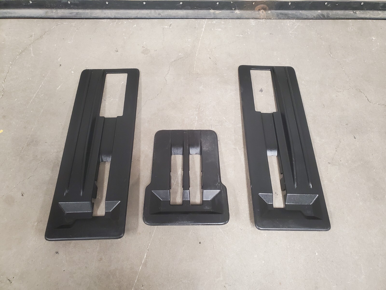 07 08 09 10 11 12 13 14 Chevy Tahoe Cargo Third 3rd Row Seat Floor Plastic Black