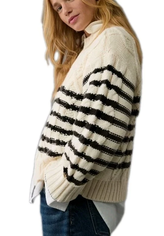 Suéter American Eagle para mujer color crema y negro a rayas cuello redondo tejido con cable grande Foto 2 de 4